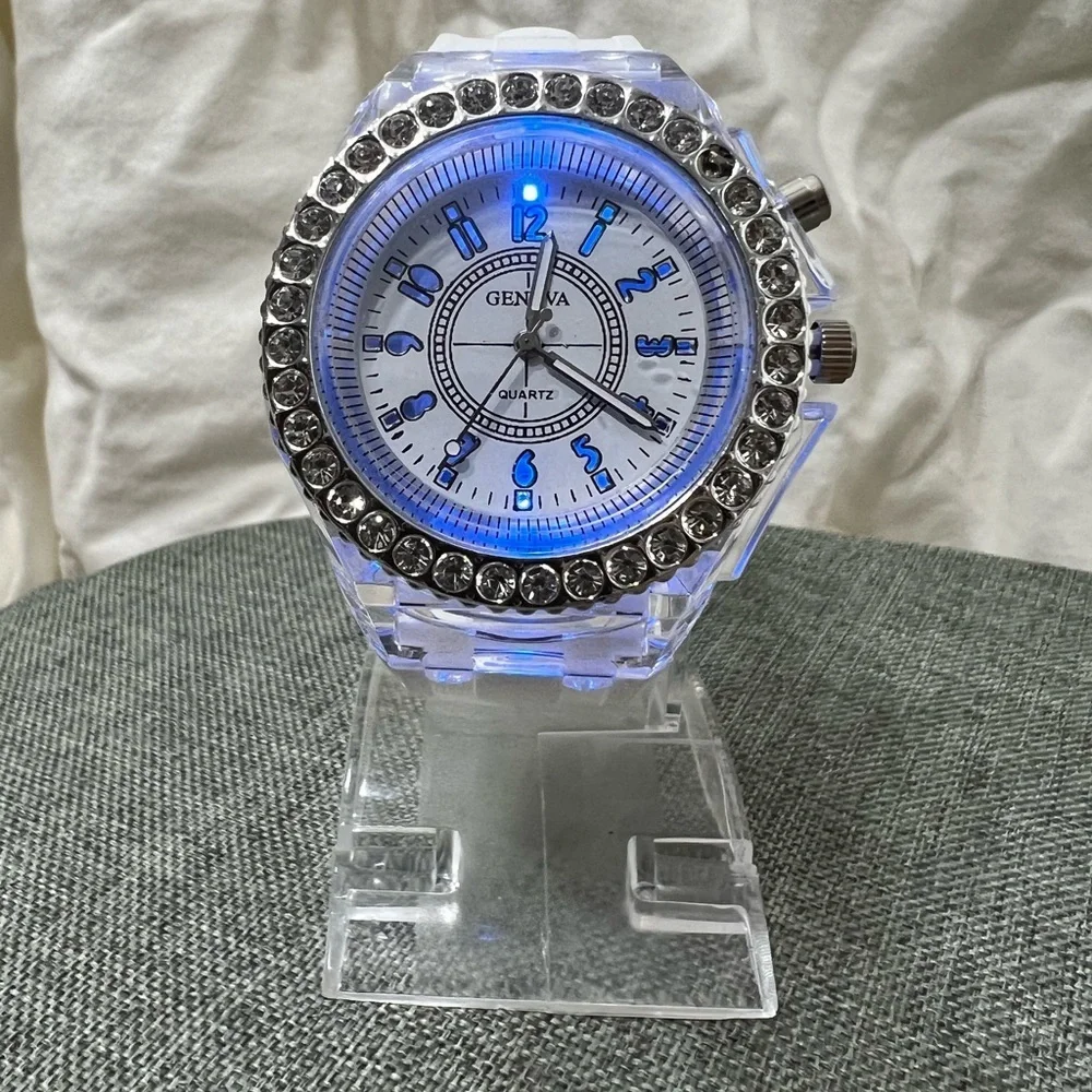 NWOT…GENEVA QUARTZ WATCH, WHITE BAND LED WATCH COLOR CHANGING. AMAZING ☑️